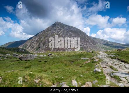 Berglandschaft im Ogwen Valley, Snowdonia National Park, Wales, mit Pen yr Ole Wen in der Ferne Stockfoto