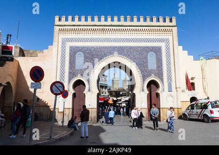 Urbane Landschaft im Gebiet von Bab Bou Jeloud (auch bekannt als Bab Abi al-Jounoud) - das schöne Stadttor in Fes (Fez), Marokko Stockfoto