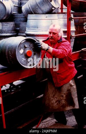 Ein traditionelles # Brauerei drayman am Arbeitsplatz für Samuel Smith's Brewery, UK 1986. Sam Smith's, ist eine unabhängige britische Brauerei in Tadcaster, North Yorkshire, England und Yorkshire ältesten Brauerei, die 1758 gegründet wurde. Im Vereinigten Königreich eine drayman war historisch wird der Fahrer über eine niedrige, flache Bett Wagen ohne Seiten, die für den Transport von Waren aller Art verwendet wurde. Jetzt der Begriff bezieht sich auf eine Brauerei Lieferung Männer, Transporte, Fässer, Fässer oder Kisten, Flaschen zu öffentlichen Häusern. Stockfoto