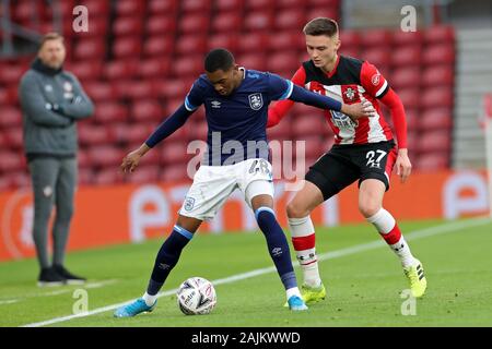 SOUTHAMPTON, ENGLAND Southampton Mittelfeldspieler wird Smallbone streite Huddersfield Town Jaden Braun während der FA Cup in die dritte Runde zwischen Southampton und Huddersfield Town in St. Mary's Stadium, Southampton am Samstag, den 4. Januar 2020. (Credit: Jon Bromley | MI Nachrichten) das Fotografieren dürfen nur für Zeitung und/oder Zeitschrift redaktionelle Zwecke verwendet werden, eine Lizenz für die gewerbliche Nutzung Kreditkarte erforderlich: MI Nachrichten & Sport/Alamy leben Nachrichten Stockfoto