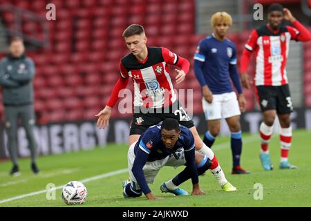 SOUTHAMPTON, ENGLAND Southampton Mittelfeldspieler wird Smallbone Schlachten mit Huddersfield Town Jaden Braun während der FA Cup in die dritte Runde zwischen Southampton und Huddersfield Town in St. Mary's Stadium, Southampton am Samstag, den 4. Januar 2020. (Credit: Jon Bromley | MI Nachrichten) das Fotografieren dürfen nur für Zeitung und/oder Zeitschrift redaktionelle Zwecke verwendet werden, eine Lizenz für die gewerbliche Nutzung Kreditkarte erforderlich: MI Nachrichten & Sport/Alamy leben Nachrichten Stockfoto