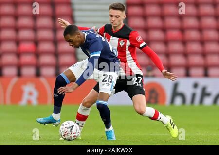 SOUTHAMPTON, ENGLAND Southampton Mittelfeldspieler wird Smallbone Schlachten mit Huddersfield Town Jaden Braun während der FA Cup in die dritte Runde zwischen Southampton und Huddersfield Town in St. Mary's Stadium, Southampton am Samstag, den 4. Januar 2020. (Credit: Jon Bromley | MI Nachrichten) das Fotografieren dürfen nur für Zeitung und/oder Zeitschrift redaktionelle Zwecke verwendet werden, eine Lizenz für die gewerbliche Nutzung Kreditkarte erforderlich: MI Nachrichten & Sport/Alamy leben Nachrichten Stockfoto