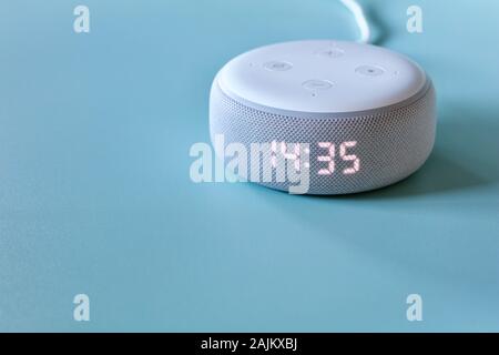 Echo Dot (3. Generation) | Smart Lautsprecher mit Uhr Stockfoto