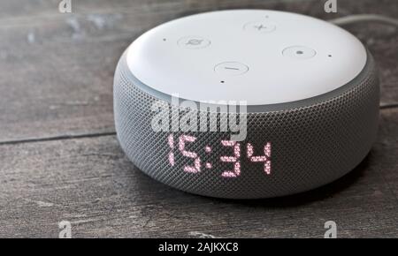 Echo Dot (3. Generation) | Smart Lautsprecher mit Uhr Stockfoto