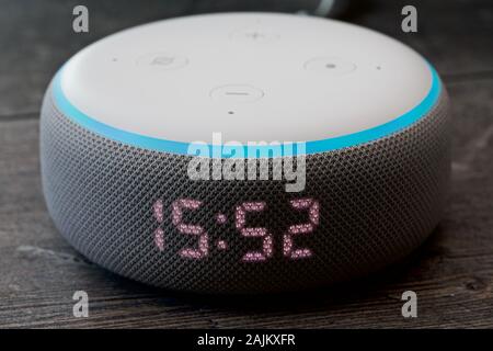 Echo Dot (3. Generation) | Smart Lautsprecher mit Uhr Stockfoto