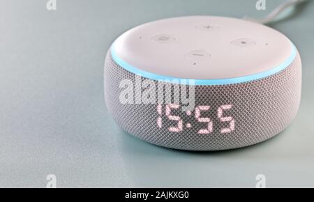 Echo Dot (3. Generation) | Smart Lautsprecher mit Uhr Stockfoto