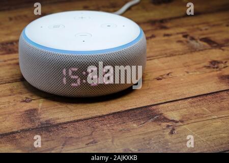Echo Dot (3. Generation) | Smart Lautsprecher mit Uhr Stockfoto