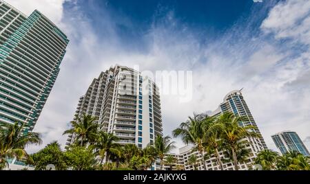 Ansicht von unten auf das hohe Gebäude und moderne Hochhäuser an der Küste von Hollywood Beach. Broward County real estate Konzept. Stockfoto