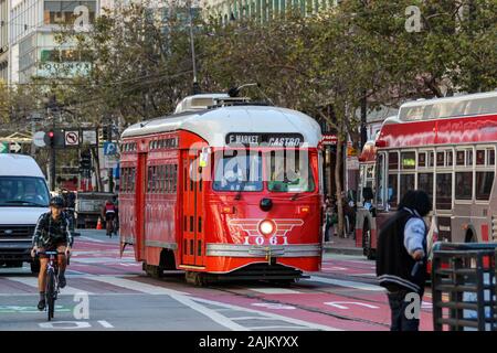 Red vintage Straßenbahn 1061 auf der F-Linie. Heritage Straßenbahn an der Market Street. San Francisco, Vereinigte Staaten von Finnland. Stockfoto