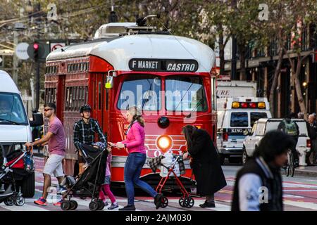 Überqueren Sie die Market Street vor rot vintage Straßenbahn auf F-line in San Francisco, Vereinigte Staaten von Amerika Stockfoto