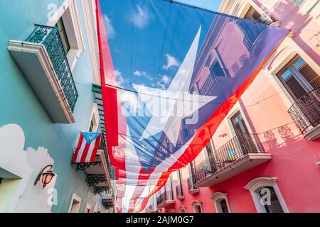 Große Flagge Puerto Rico über der Straße in der Innenstadt von San Juan. Stockfoto