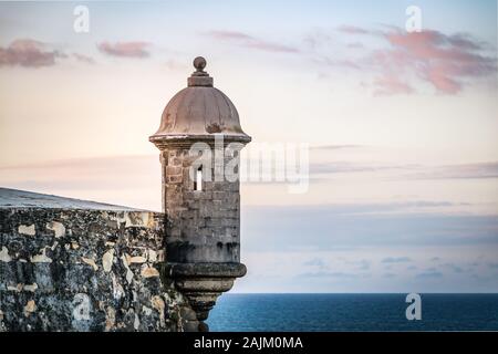 Sonnenuntergang bei El Morro Burg in der Altstadt von San Juan, Puerto Rico. Stockfoto