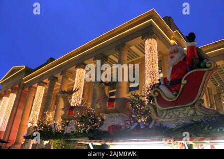 Stuttgart, Deutschland - 18. Dezember 2011: Weihnachtsmarkt, Shopping Stände mit festlichen Produkte Stockfoto