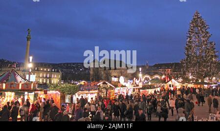 Stuttgart, Deutschland - 18. Dezember 2011: Weihnachtsmarkt, Shopping Stände mit festlichen Produkte Stockfoto