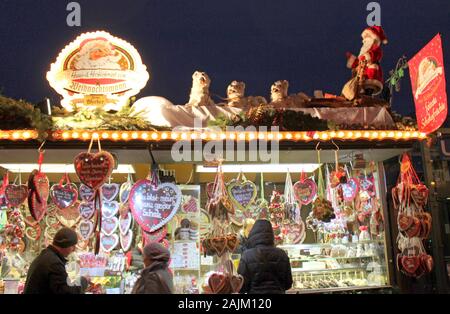 Stuttgart, Deutschland - 18. Dezember 2011: Weihnachtsmarkt, Shopping Stände mit festlichen Produkte Stockfoto