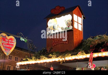 Stuttgart, Deutschland - 18. Dezember 2011: Weihnachtsmarkt, Shopping Stände mit festlichen Produkte Stockfoto