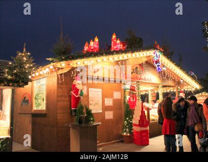 Stuttgart, Deutschland - 18. Dezember 2011: Weihnachtsmarkt, Shopping Stände mit festlichen Produkte Stockfoto