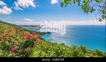 St. Thomas, US Virgin Islands. Brewers Bay und Ausdauer Bay. Auf dem Hintergrund der Flughafen Streifen in den Ozean. Stockfoto