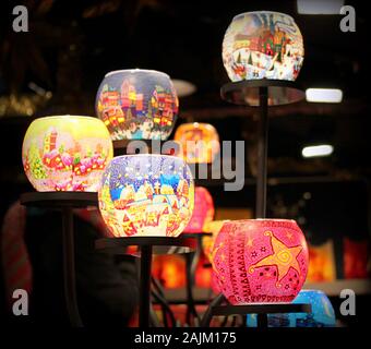 Stuttgart, Deutschland - 18. Dezember 2011: Weihnachtsmarkt, Shopping Stände mit festlichen Produkte Stockfoto