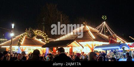 Stuttgart, Deutschland - 18. Dezember 2011: Weihnachtsmarkt, Shopping Stände mit festlichen Produkte Stockfoto