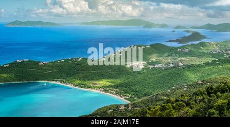 Panoramablick auf die Landschaft des Magens Bay Beach, St Thomas, Karibik. Stockfoto