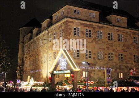 Stuttgart, Deutschland - 18. Dezember 2011: Weihnachtsmarkt, Shopping Stände mit festlichen Produkte Stockfoto