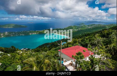 Berglandschaft mit Magens Bay Beach, Saint Thomas, USVI Stockfoto