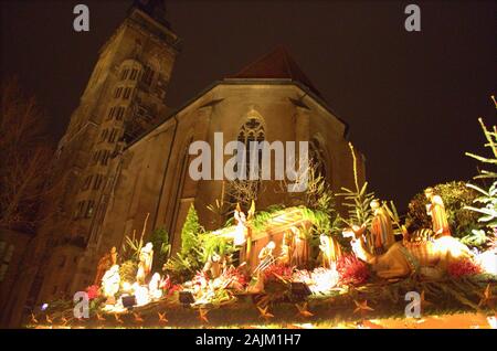 Stuttgart, Deutschland - 18. Dezember 2011: Weihnachtsmarkt, Shopping Stände mit festlichen Produkte Stockfoto