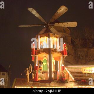 Stuttgart, Deutschland - 18. Dezember 2011: Weihnachtsmarkt, Shopping Stände mit festlichen Produkte Stockfoto