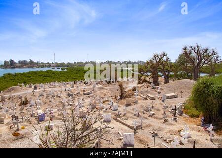 Joal-Fadiout, Senegal - April, 26, 2019: Baobab Bäumen auf dem christlichen Friedhof. Joal-Fadiouth Stadt und Kommune in der Region Thiès am Ende der Stockfoto