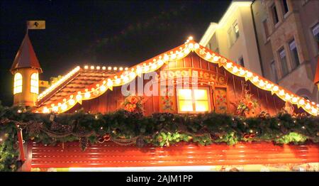 Stuttgart, Deutschland - 18. Dezember 2011: Weihnachtsmarkt, Shopping Stände mit festlichen Produkte Stockfoto