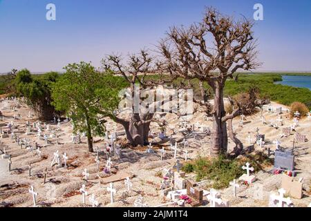 Joal-Fadiout, Senegal - April, 26, 2019: Baobab Bäumen auf dem christlichen Friedhof. Joal-Fadiouth Stadt und Kommune in der Region Thiès am Ende der Stockfoto