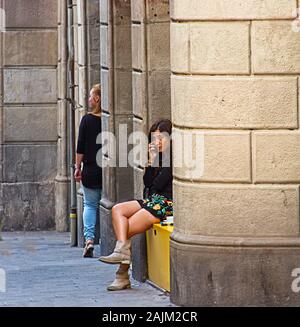 Die auf dem Handy in Barcelona Stockfoto