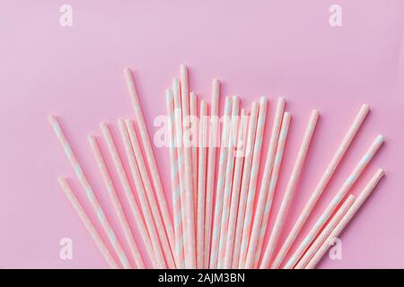 Gestreifte trinken Strohhalme in verschiedenen Farben in der Zeile auf gelbem Hintergrund. Minimalismus Konzept. Pop Art Stil. Flach mit Strohhalm für drinki verwendet Stockfoto