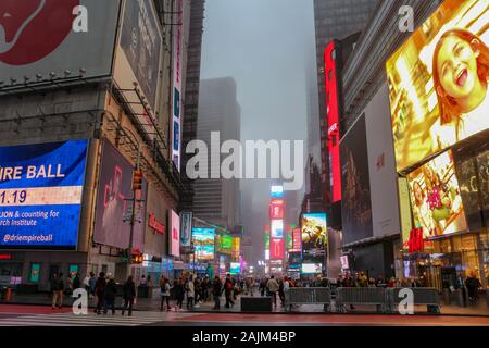 New York, NEW YORK - Januar 05, 2020: Times Square ist in dichtem Nebel eingehüllt in New York City. Stockfoto