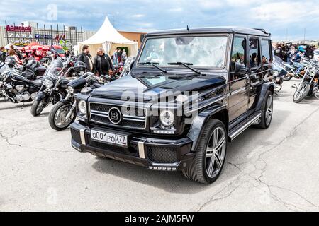 Samara, Russland - 18. Mai 2019: Schwarz luxus Mercedes-Benz G-Klasse Brabus 3.6 Auto an der Straße geparkt Stockfoto