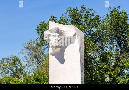 Samara, Russland - 25. Mai 2019: Skulptur der russische Schriftsteller Maxim Gorki aus weissem Stein Stockfoto