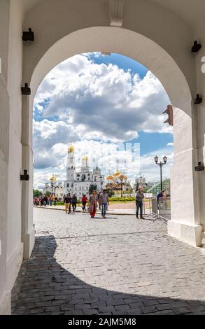 Moskau, Russland - Juli 9, 2019: Blick auf den Moskauer Kreml Kathedralen durch das Tor Bogen der Spasskaja Turm im Sommer Tag Stockfoto