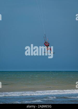 Kite Surfer von hinten hoch springen in den Himmel Stockfoto