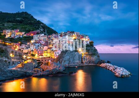 Nachtansicht von Manarola, Cinque Terre, Italien. Blaue Stunde nach Sonnenuntergang. Stockfoto