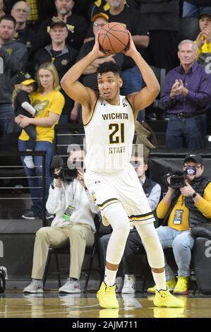 Wichita, Kansas, USA. 01 Jan, 2020. Wichita Zustand Shockers center Jaime Echenique (21) sieht die Kugel während der NCAA Basketball Spiel zwischen der East Carolina Pirates und die Wichita State Shockers an Charles Koch Arena in Wichita, Kansas. Kendall Shaw/CSM/Alamy leben Nachrichten Stockfoto