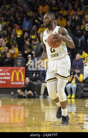 Wichita, Kansas, USA. 01 Jan, 2020. Wichita Zustand Shockers guard Jamarius Burton (2) übernimmt den Ball während der NCAA Basketball Spiel zwischen der East Carolina Pirates und die Wichita State Shockers an Charles Koch Arena in Wichita, Kansas. Kendall Shaw/CSM/Alamy leben Nachrichten Stockfoto