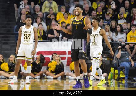 Wichita, Kansas, USA. 01 Jan, 2020. East Carolina Pirates vorwärts Jayden Gardner (1) reagiert auf einen Anruf mit er nicht während der NCAA Basketball Spiel stimmen zwischen der East Carolina Pirates und die Wichita State Shockers an Charles Koch Arena in Wichita, Kansas. Kendall Shaw/CSM/Alamy leben Nachrichten Stockfoto