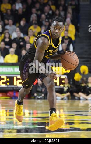 Wichita, Kansas, USA. 01 Jan, 2020. East Carolina Pirates guard Tremont Robinson-White (12) übernimmt die Kugel während der NCAA Basketball Spiel zwischen der East Carolina Pirates und die Wichita State Shockers an Charles Koch Arena in Wichita, Kansas. Kendall Shaw/CSM/Alamy leben Nachrichten Stockfoto