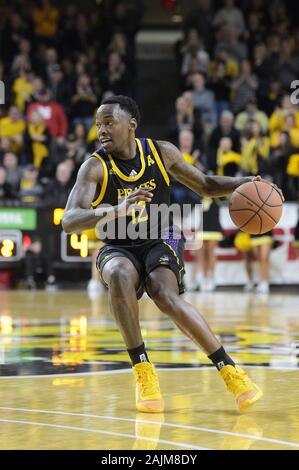 Wichita, Kansas, USA. 01 Jan, 2020. East Carolina Pirates guard Tremont Robinson-White (12) übernimmt die Kugel während der NCAA Basketball Spiel zwischen der East Carolina Pirates und die Wichita State Shockers an Charles Koch Arena in Wichita, Kansas. Kendall Shaw/CSM/Alamy leben Nachrichten Stockfoto