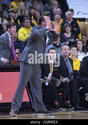 Wichita, Kansas, USA. 01 Jan, 2020. Wichita Zustand Shockers Cheftrainer Gregg Marshall schreit zu seinem Handlung während des NCAA Basketball Spiel zwischen der East Carolina Pirates und die Wichita State Shockers an Charles Koch Arena in Wichita, Kansas. Kendall Shaw/CSM/Alamy leben Nachrichten Stockfoto