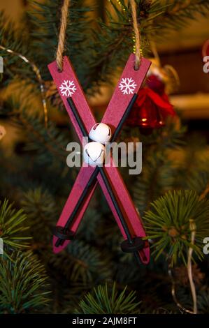 weihnachtsdekoration an einem Baum Stockfoto