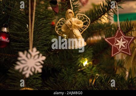 weihnachtsdekoration an einem Baum Stockfoto