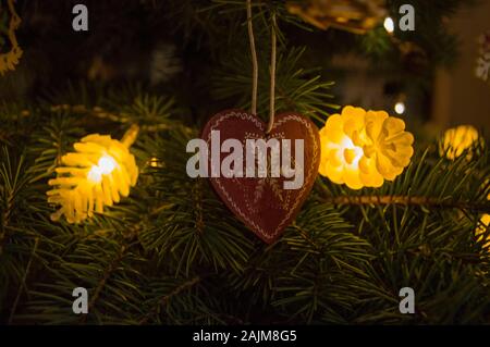 weihnachtsdekoration an einem Baum Stockfoto