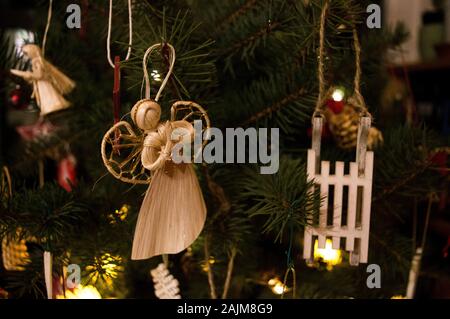 weihnachtsdekoration an einem Baum Stockfoto